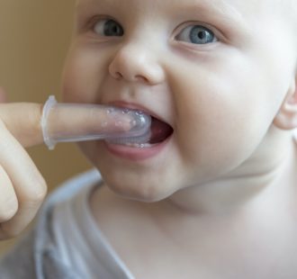 Quando e come iniziare a pulire i dentini di tuo figlio: domande e risposte