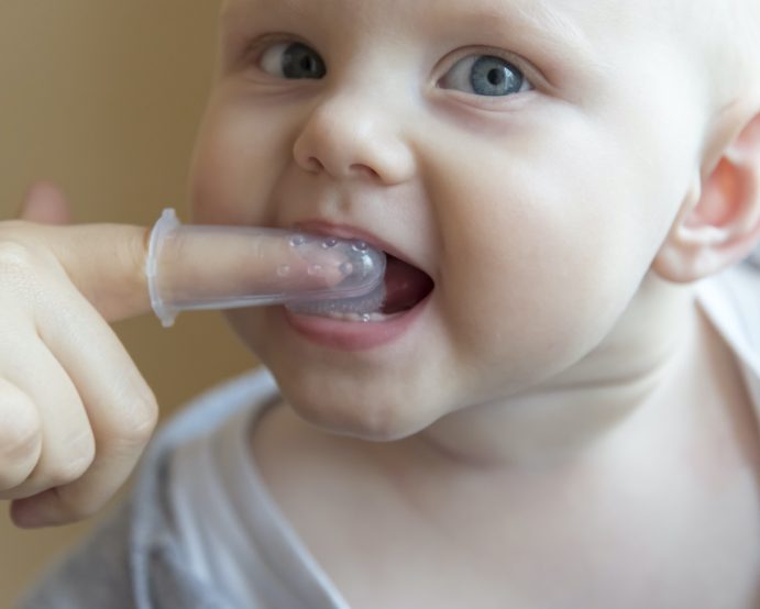 Quando e come iniziare a pulire i dentini di tuo figlio: domande e risposte