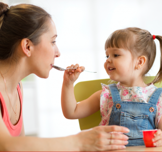 È vero che posso trasmettere la carie a mio figlio?