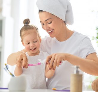 Premiare i bambini per promuovere l’igiene orale