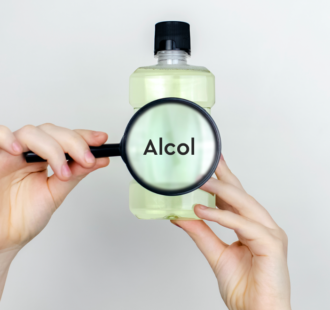 L’alcol nei collutori e i rischi per la salute: cosa c&#8217;è di vero?