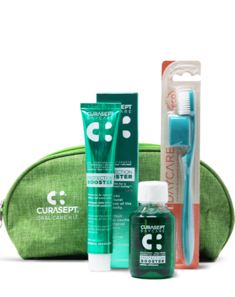 Curasept Kit Daycare Spazzolino e Dentifricio + Collutorio e Pochette IN REGALO - Herbal Invasion