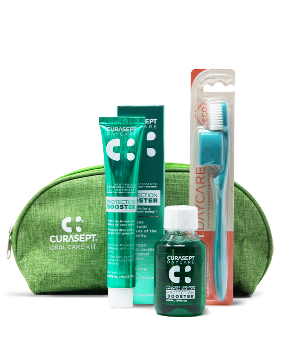 Curasept Kit Daycare Spazzolino e Dentifricio + Collutorio e Pochette IN REGALO - Herbal Invasion