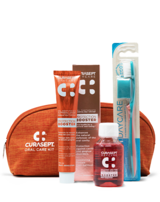 Curasept Kit Daycare Spazzolino e Dentifricio + Collutorio e Pochette IN REGALO - Fruit Sensation