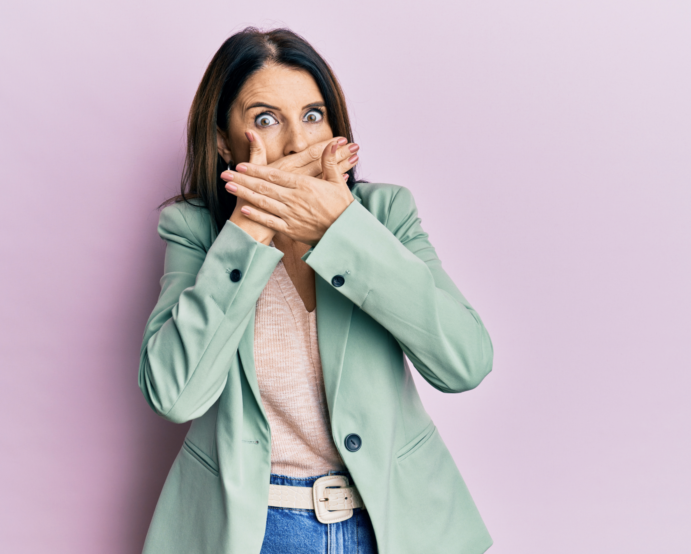 Donna copre la bocca a causa dei denti gialli