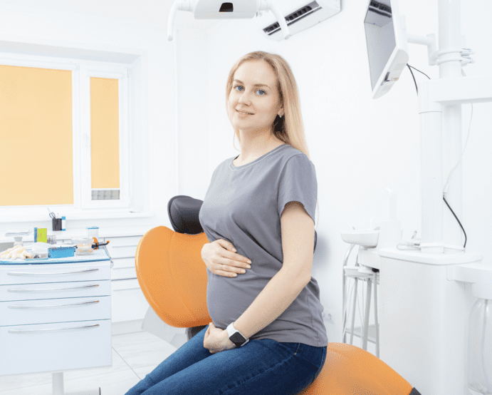 donna esegue cure dal dentista in gravidanza
